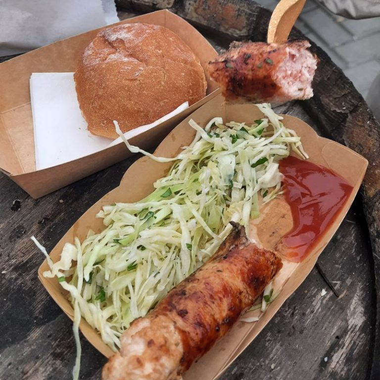 Tray 809. Designed for efficient food service, Tray 809 is the ideal solution for street food vendors and barbecue establishments. Its durable construction withstands high-volume environments while maintaining optimal food presentation.